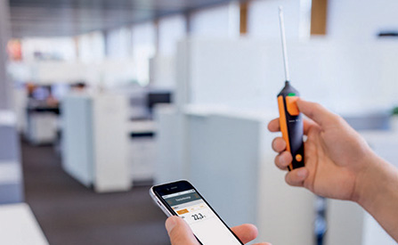 Testo’s 905i thermometer probe being operated by smartphone